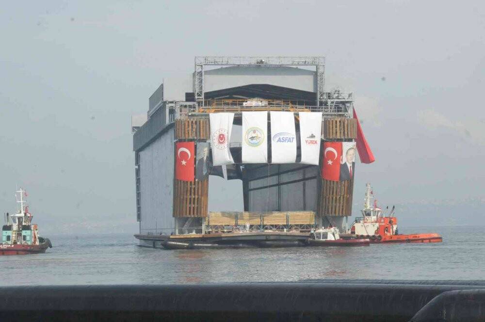 Yalova’da kendi sınıfında dünyada tek denizaltı havuzu denize indirildi