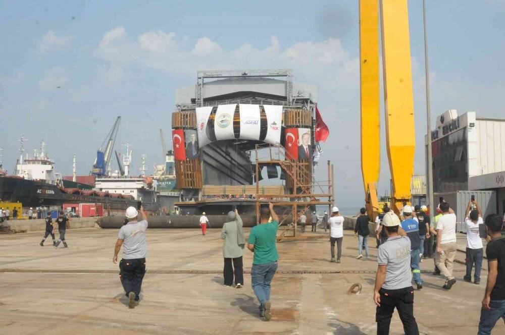 Yalova’da kendi sınıfında dünyada tek denizaltı havuzu denize indirildi