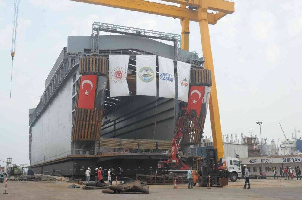 Yalova’da kendi sınıfında dünyada tek denizaltı havuzu denize indirildi