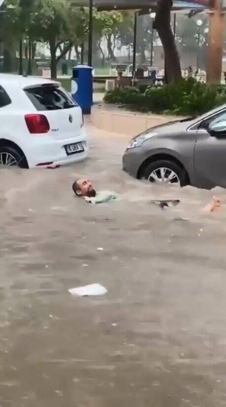 Bursa’da şehirler arası otobüs terminalinin çatı kısmının fırtına sebebiyle çökme anı kamerada