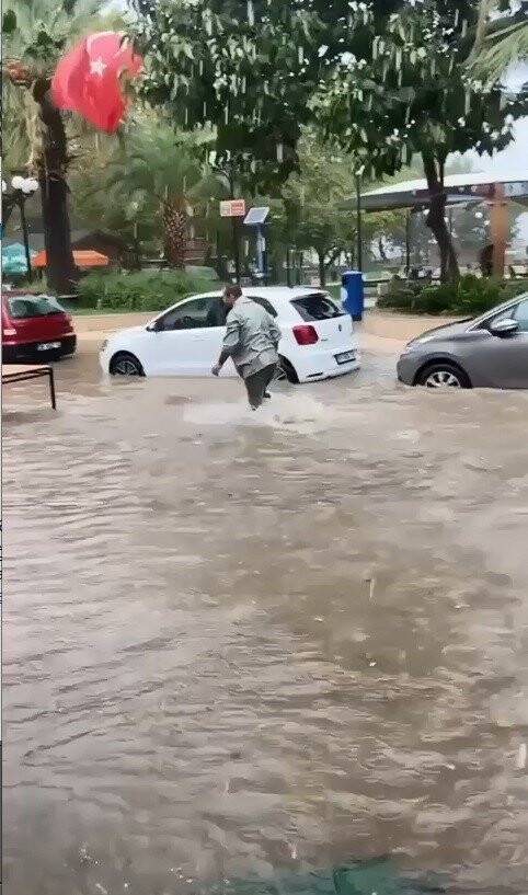 Bursa’da şehirler arası otobüs terminalinin çatı kısmının fırtına sebebiyle çökme anı kamerada
