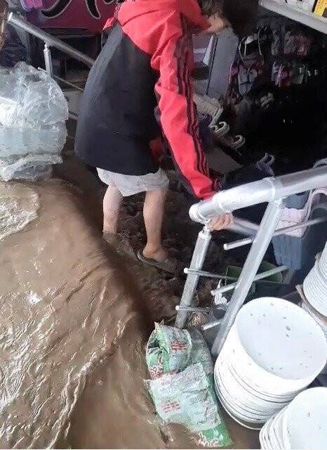 Bursa’da şehirler arası otobüs terminalinin çatı kısmının fırtına sebebiyle çökme anı kamerada