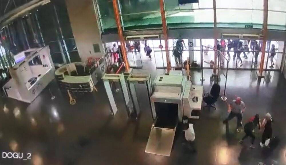 Bursa’da şehirler arası otobüs terminalinin çatı kısmının fırtına sebebiyle çökme anı kamerada