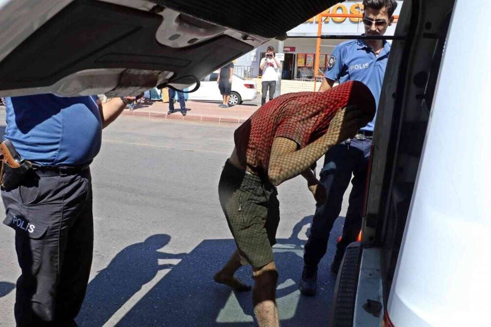 Drenaj kanalına giren hırsızlık şüphelisi, kapağın kapatılmasıyla içeride mahsur kaldı