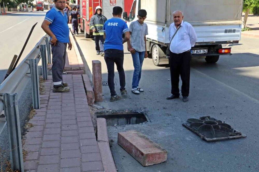 Drenaj kanalına giren hırsızlık şüphelisi, kapağın kapatılmasıyla içeride mahsur kaldı