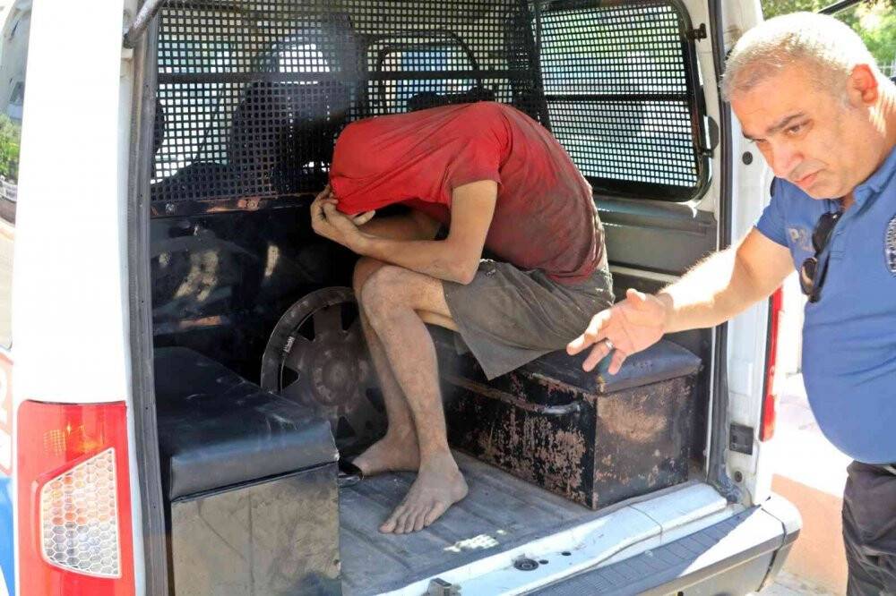 Drenaj kanalına giren hırsızlık şüphelisi, kapağın kapatılmasıyla içeride mahsur kaldı