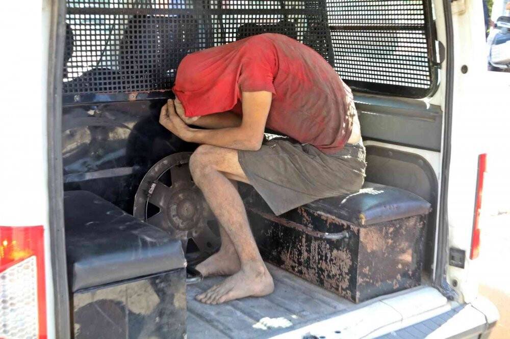 Drenaj kanalına giren hırsızlık şüphelisi, kapağın kapatılmasıyla içeride mahsur kaldı