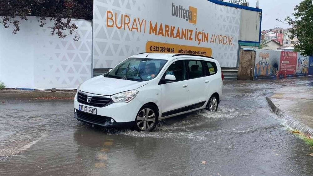 İstanbul'da sağanak yağış sebebiyle yollar su altında kaldı