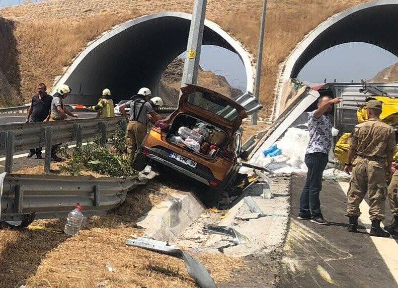 İzmir’de lastiği patlayan tır dehşet saçtı: 1 ölü, 5 yaralı