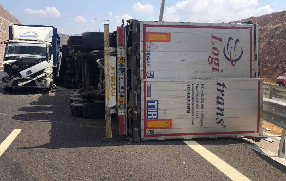 İzmir’de lastiği patlayan tır dehşet saçtı: 1 ölü, 5 yaralı