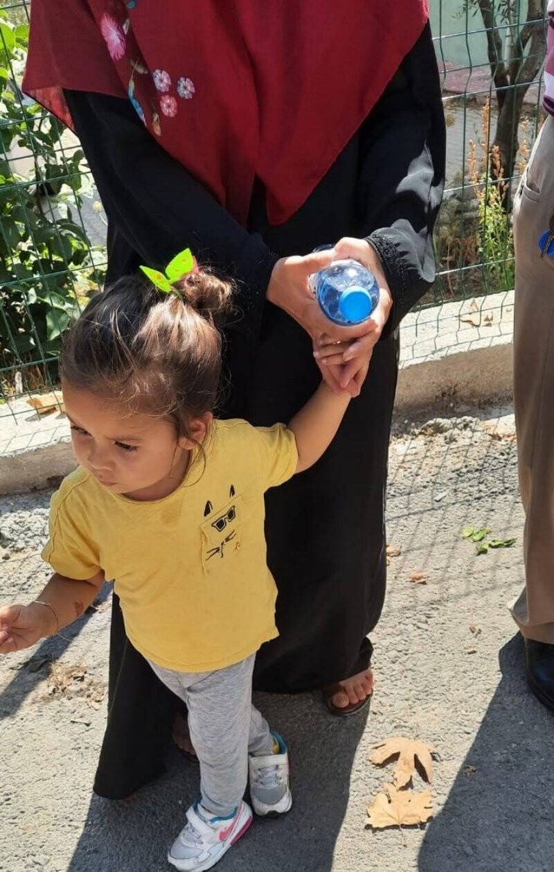 Kafası parmaklıklara sıkışan çocuk kurtarıldı