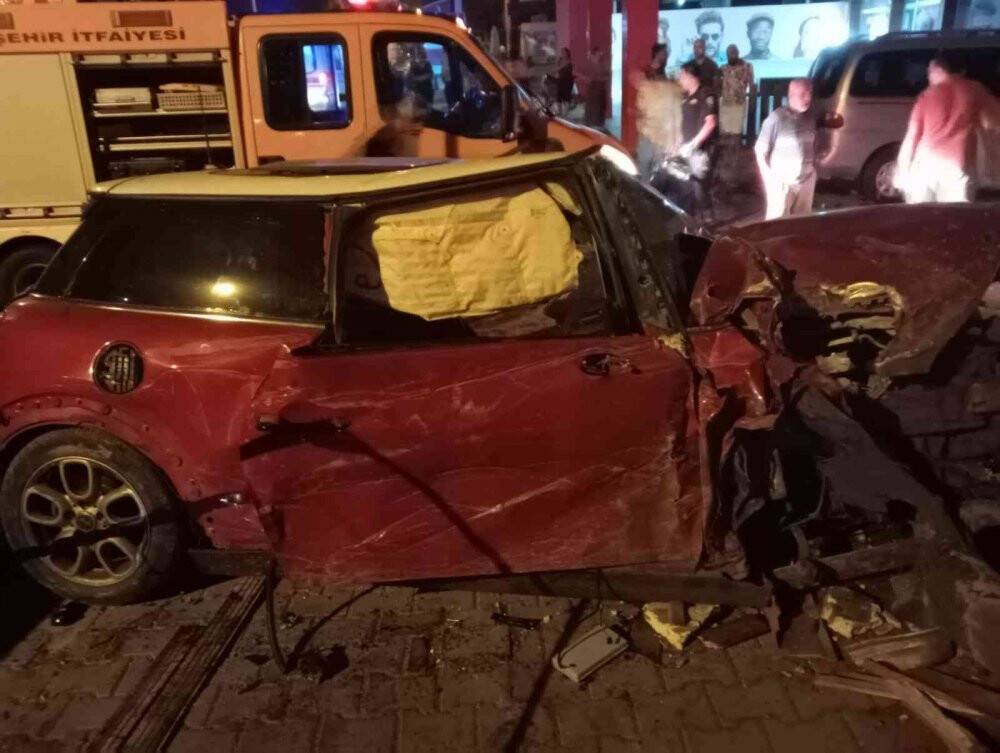 Önce refüje sonra tıra çarptı: 3 yaralı