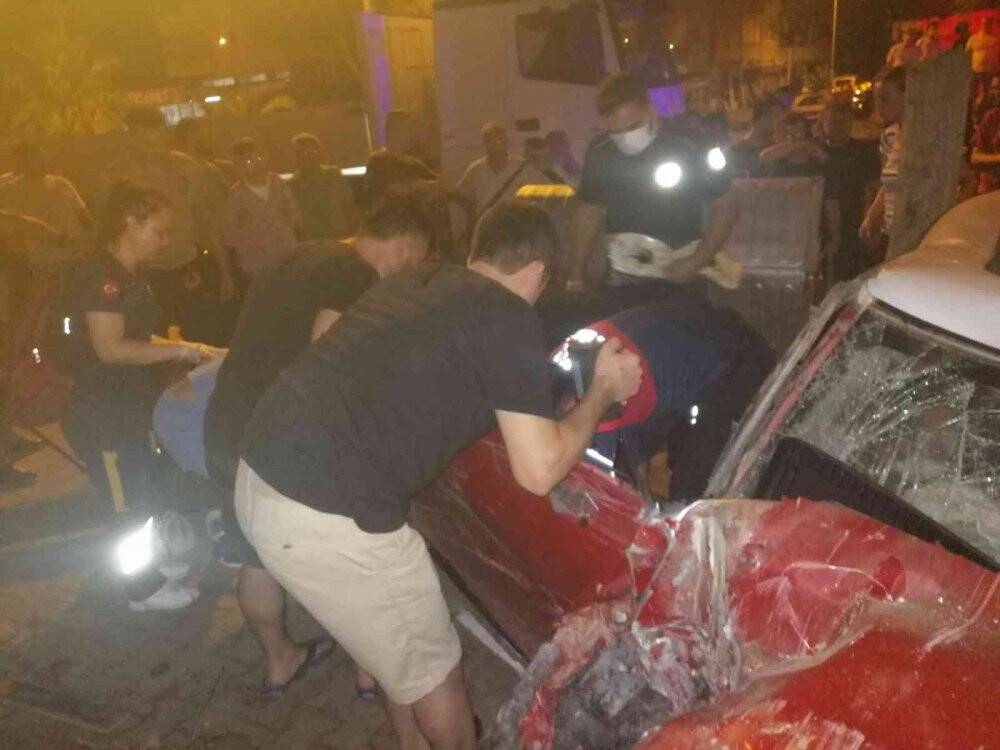 Önce refüje sonra tıra çarptı: 3 yaralı