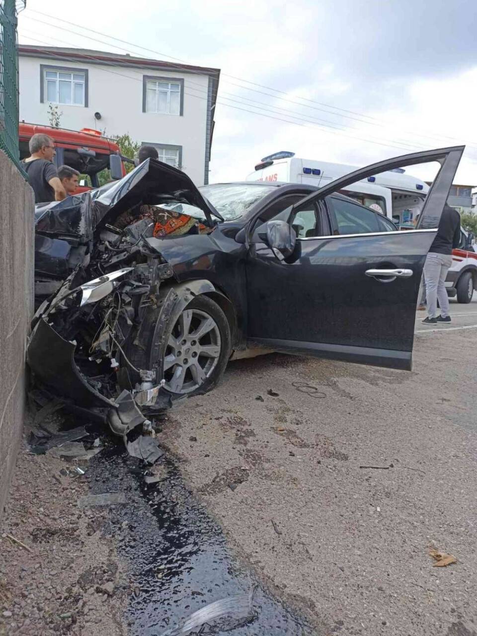 Tansiyonu düşen sürücü bahçe duvarına çarpıp otomobilde sıkıştı