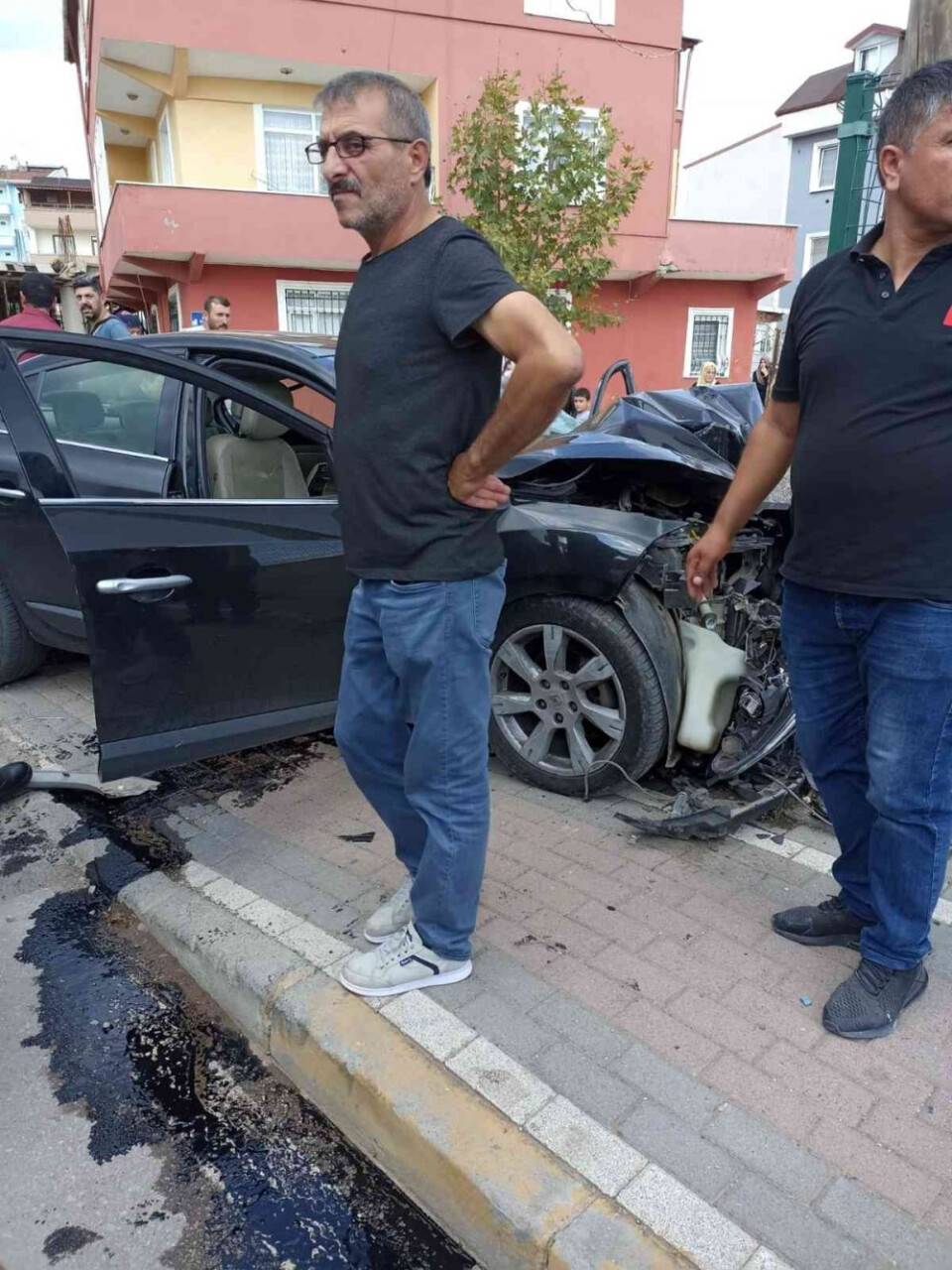 Tansiyonu düşen sürücü bahçe duvarına çarpıp otomobilde sıkıştı