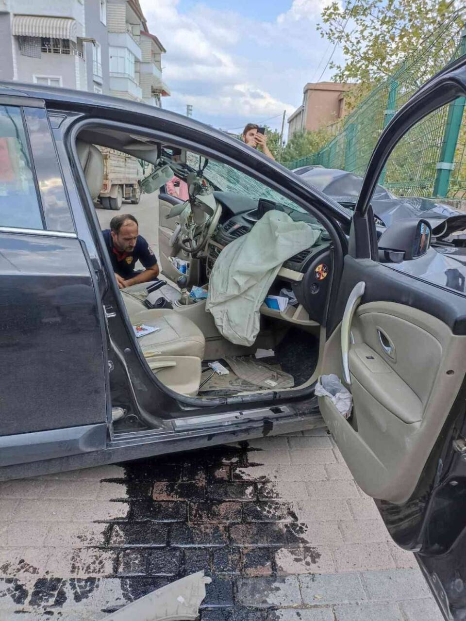 Tansiyonu düşen sürücü bahçe duvarına çarpıp otomobilde sıkıştı