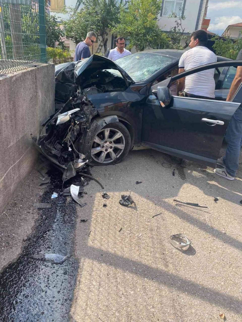 Tansiyonu düşen sürücü bahçe duvarına çarpıp otomobilde sıkıştı