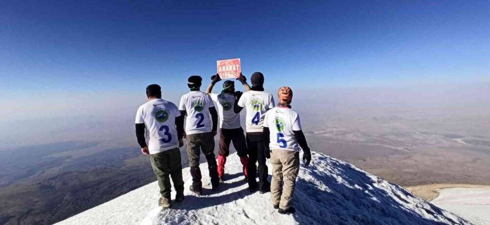 Vanlı dağcılar 9 günde 3 şehirde 4 zirve yaptı