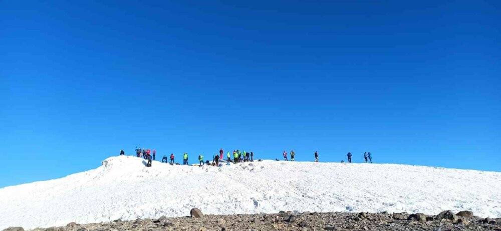 Vanlı dağcılar 9 günde 3 şehirde 4 zirve yaptı