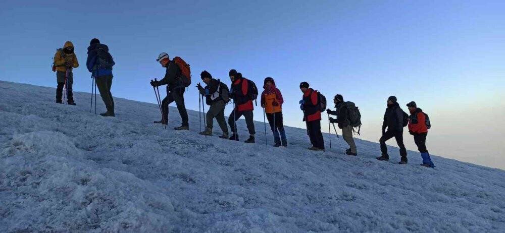 Vanlı dağcılar 9 günde 3 şehirde 4 zirve yaptı