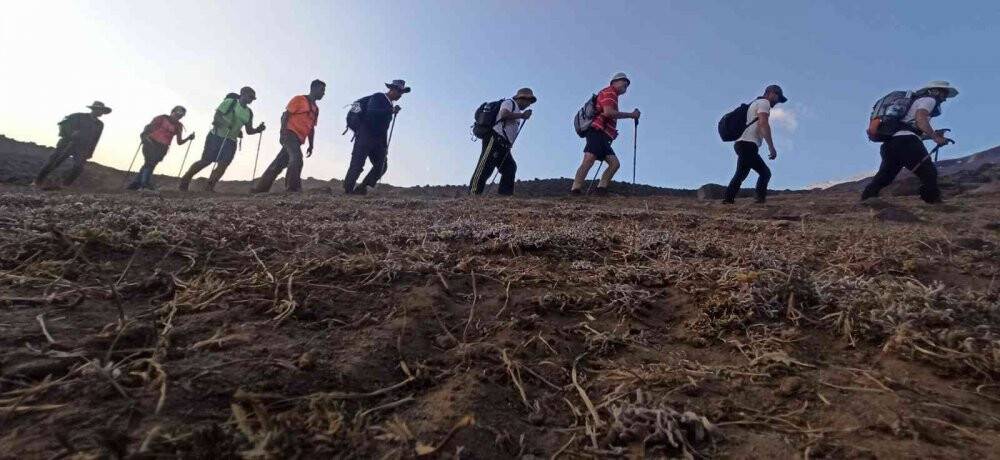 Vanlı dağcılar 9 günde 3 şehirde 4 zirve yaptı