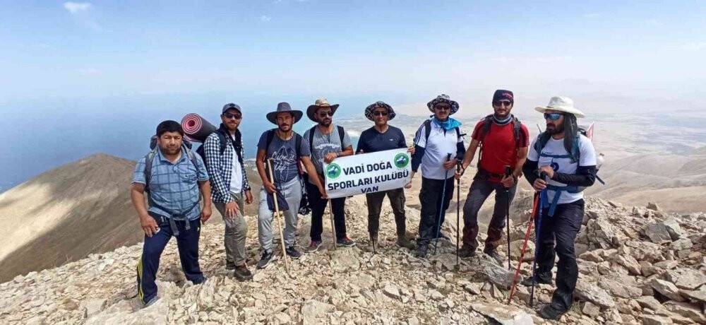 Vanlı dağcılar 9 günde 3 şehirde 4 zirve yaptı