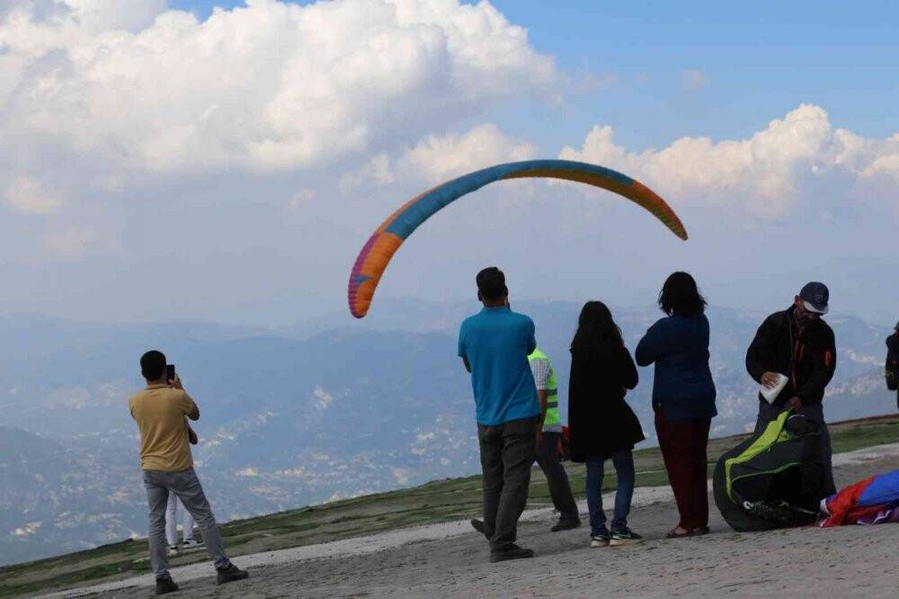 72 yaşındaki paraşütçü gençlere taş çıkartıyor