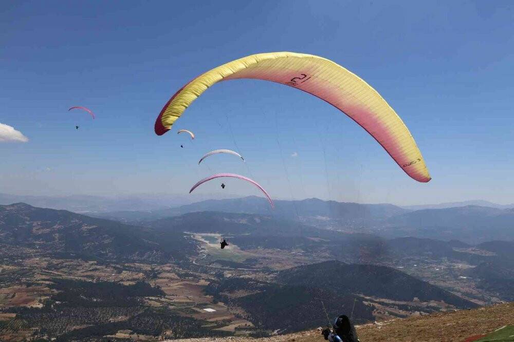 72 yaşındaki paraşütçü gençlere taş çıkartıyor
