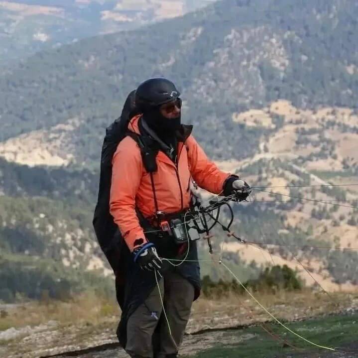 72 yaşındaki paraşütçü gençlere taş çıkartıyor