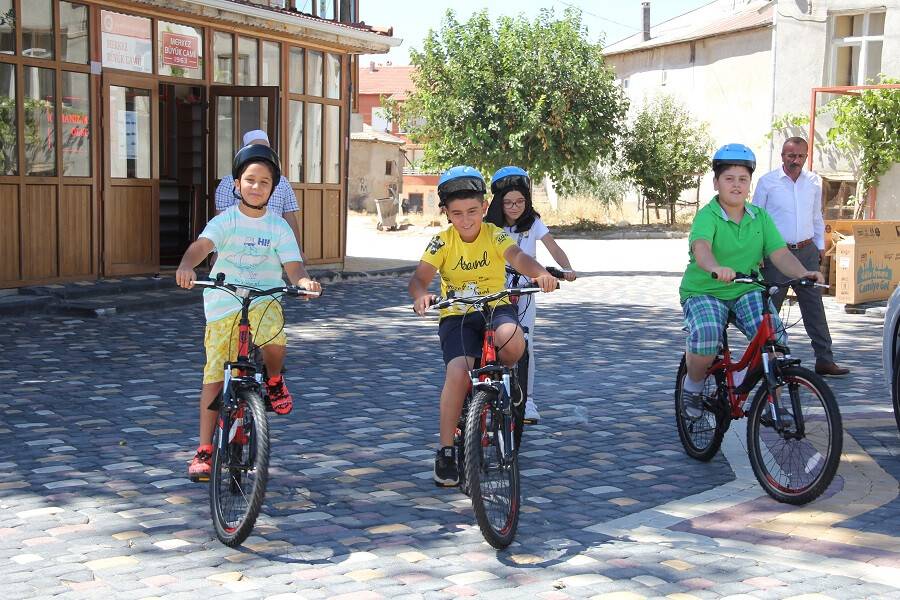 aa-20220902-28794666-28794665-yalihuyukte-gule-oynaya-camiye-gel-projesinde-cocuklar-bisikletlerine-kavustu.jpg