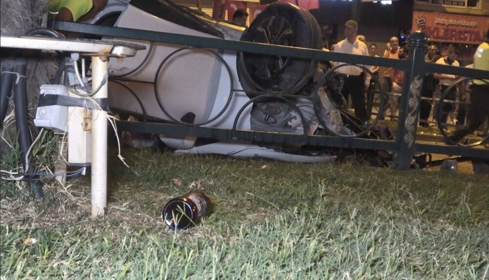 Bursa’da makas atan otomobil 2 araca çarpıp takla attı: 1’i ağır 2 kişi yaralandı