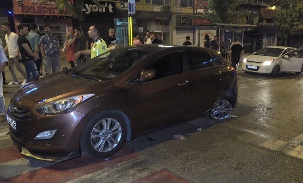 Bursa’da makas atan otomobil 2 araca çarpıp takla attı: 1’i ağır 2 kişi yaralandı