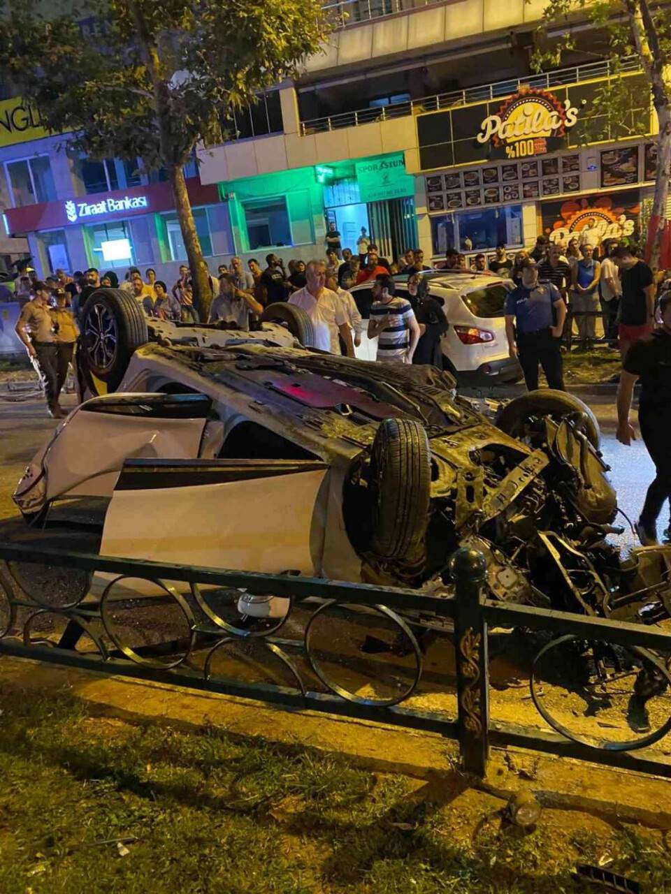 Bursa’da makas atan otomobil 2 araca çarpıp takla attı: 1’i ağır 2 kişi yaralandı