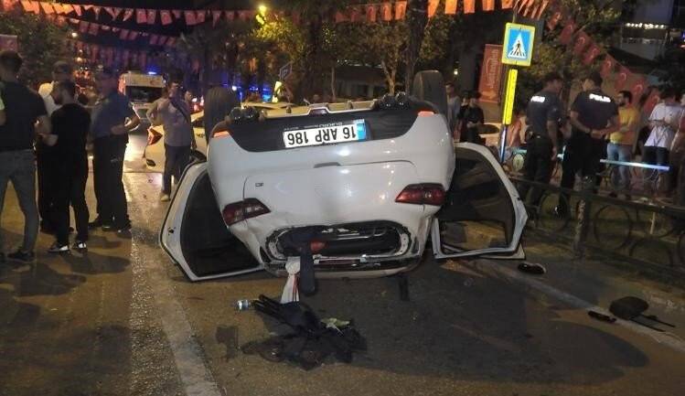 Bursa’da makas atan otomobil 2 araca çarpıp takla attı: 1’i ağır 2 kişi yaralandı