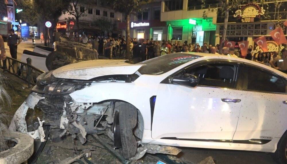 Bursa’da makas atan otomobil 2 araca çarpıp takla attı: 1’i ağır 2 kişi yaralandı