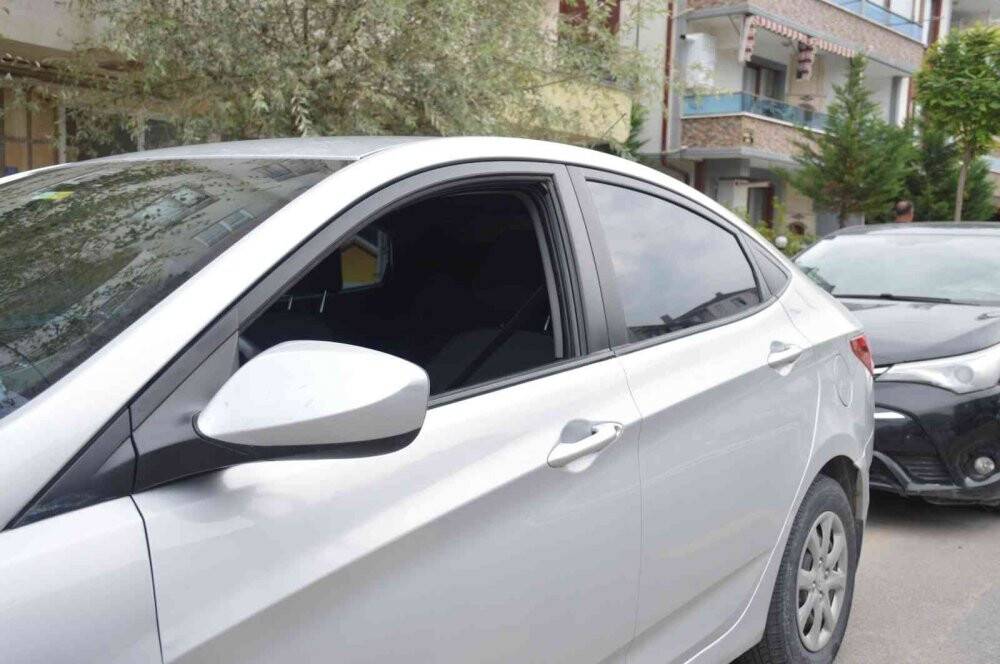Camı açık otomobilden hırsızlık yapmak istedi: Yanlışlıkla bastığı korna ele verdi