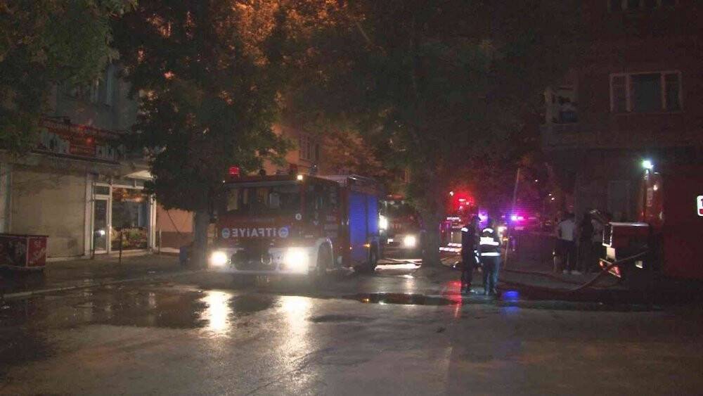 Çatı yangını 3 saatlik çalışmayla söndürüldü