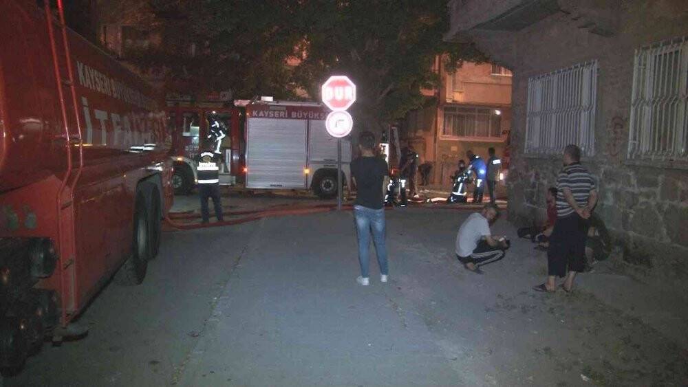 Çatı yangını 3 saatlik çalışmayla söndürüldü