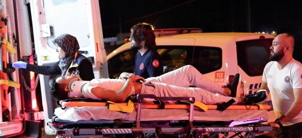 Ehliyetsiz sürücü uygulamadan kaçarken ters yöne girip kaza yaptı: 2 yaralı