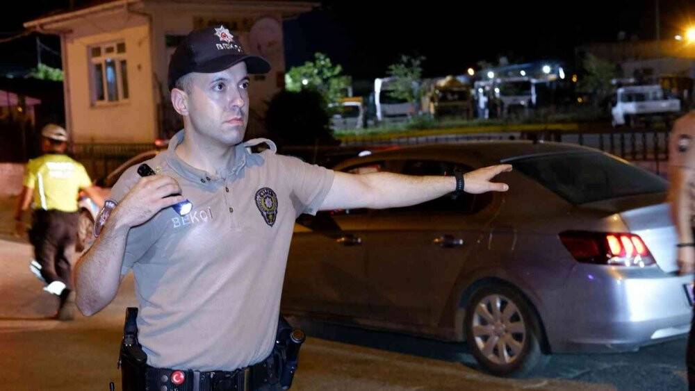 Ehliyetsiz sürücü uygulamadan kaçarken ters yöne girip kaza yaptı: 2 yaralı