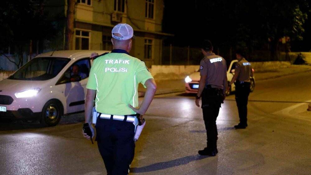 Ehliyetsiz sürücü uygulamadan kaçarken ters yöne girip kaza yaptı: 2 yaralı