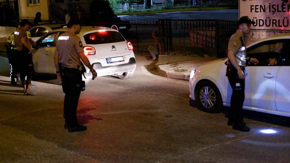 Ehliyetsiz sürücü uygulamadan kaçarken ters yöne girip kaza yaptı: 2 yaralı