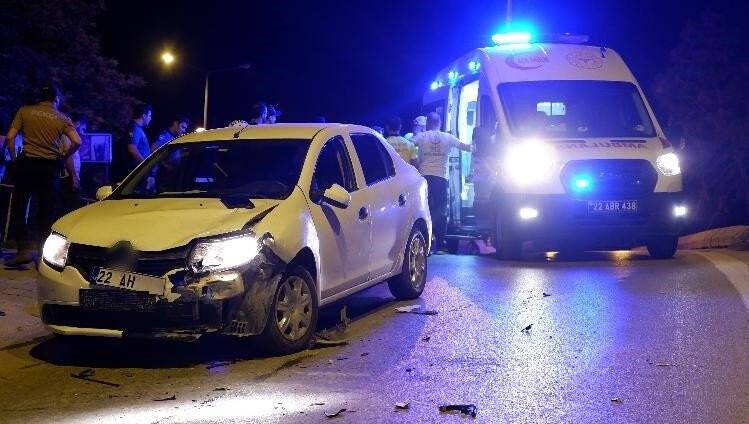 Ehliyetsiz sürücü uygulamadan kaçarken ters yöne girip kaza yaptı: 2 yaralı