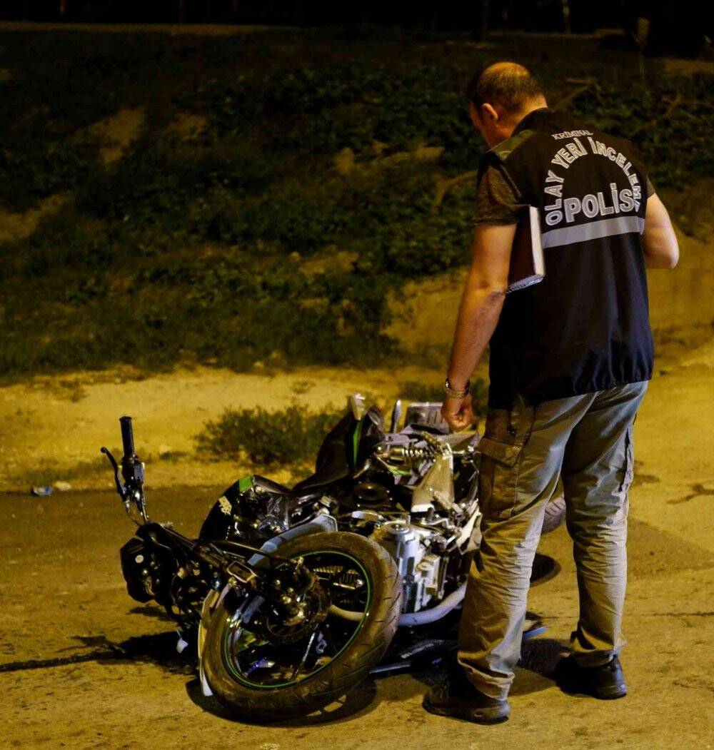 Ehliyetsiz sürücü uygulamadan kaçarken ters yöne girip kaza yaptı: 2 yaralı