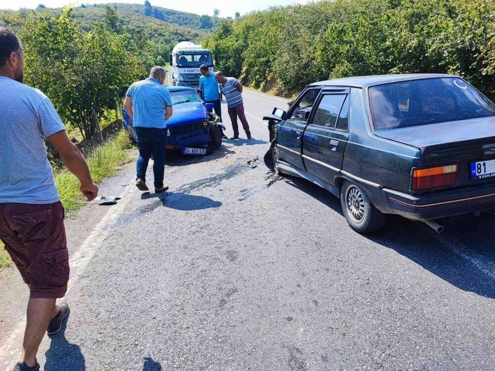 İki otomobil kafa kafaya çarpıştı: 2 yaralı