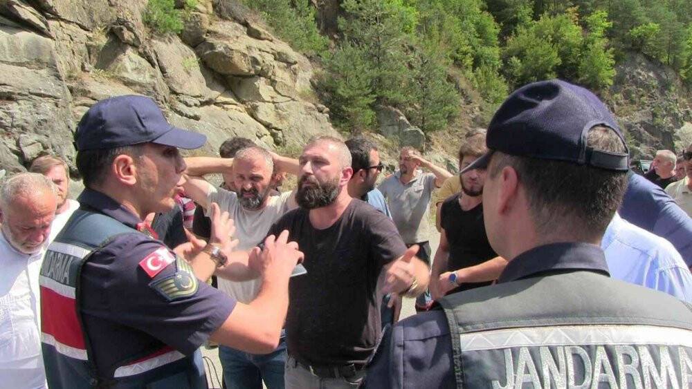 Otomobil uçuruma yuvarlandı, köylü bariyer için yol kapattı