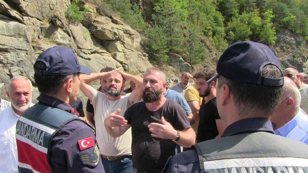 Otomobil uçuruma yuvarlandı, köylü bariyer için yol kapattı