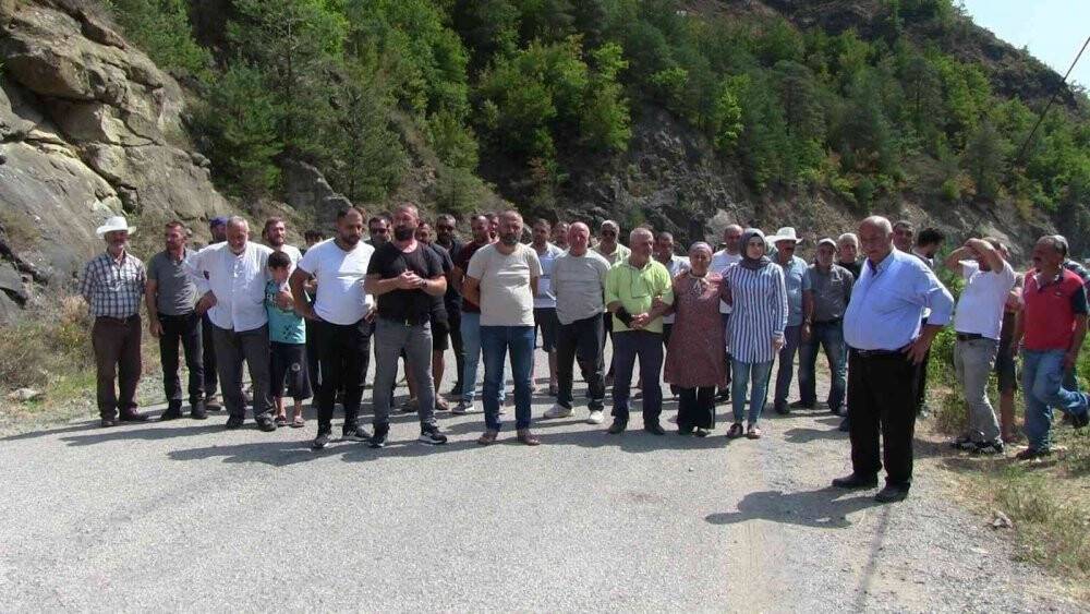 Otomobil uçuruma yuvarlandı, köylü bariyer için yol kapattı