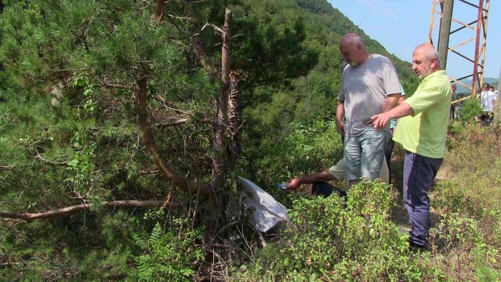Otomobil uçuruma yuvarlandı, köylü bariyer için yol kapattı