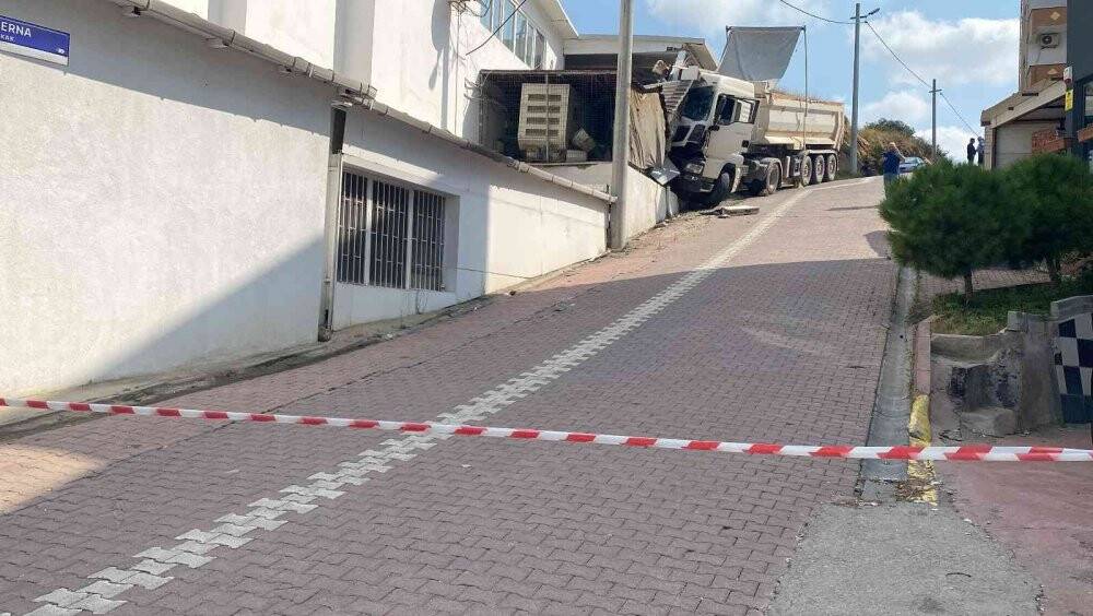 Yokuşta kayan kamyon dehşet saçtı